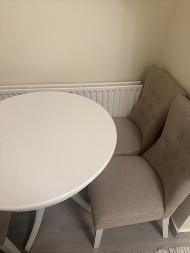 Round table and chairs - round,